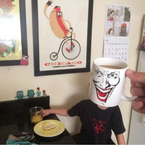 este-padre-convierte-a-sus-hijos-en-super-heroes-usando-su-coleccion-de-tazas-2
